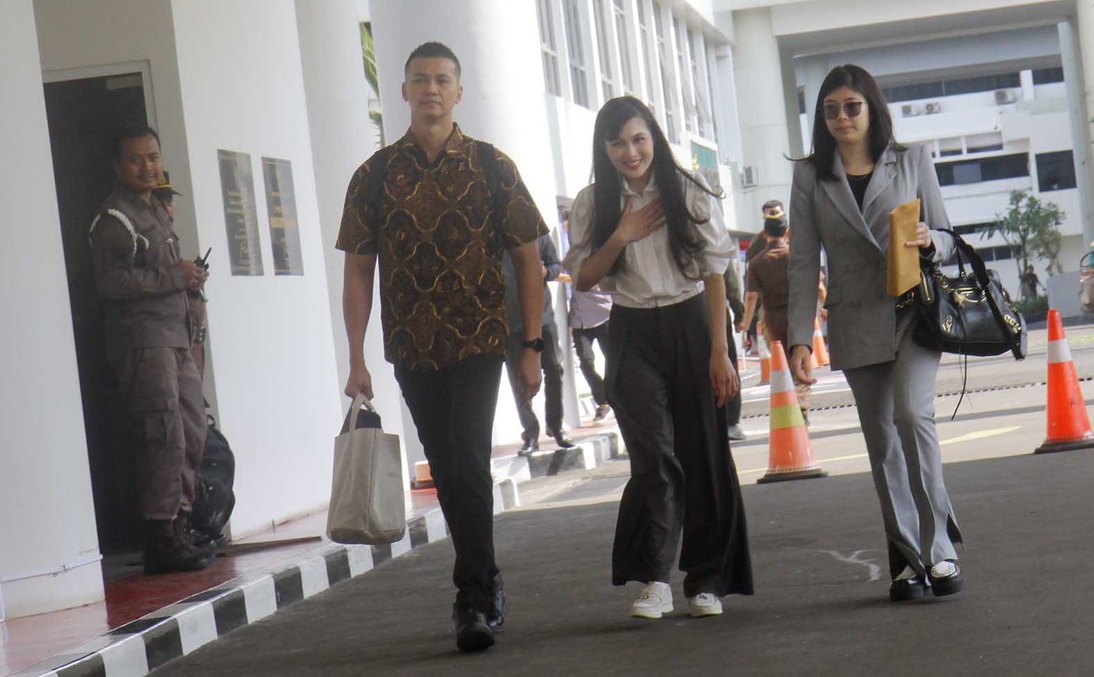 Artis Sandra Dewi berjalan ke ruangan pemeriksaan setibanya di Gedung Kejaksaan Agung RI, Jakarta, Kamis (4/4/2024).  (BeritaNasional/Oke Atmaja)