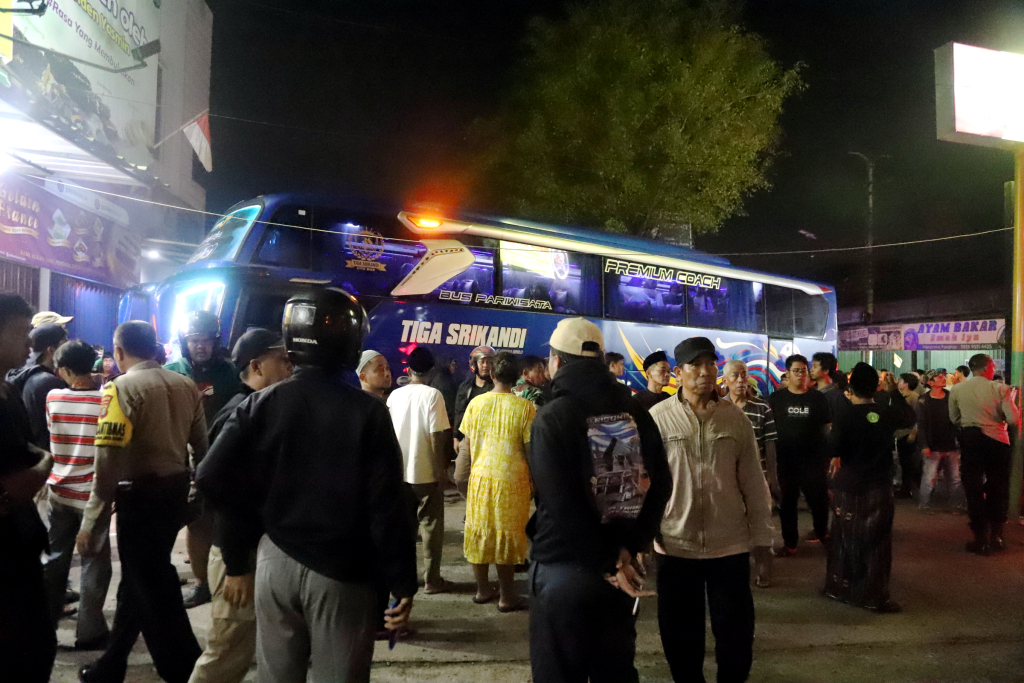 Bus yang membawa korban kecelakaan SMK Lingga Kencana kembali ke Depok. (BeritaNasional/Elvis Sendouw)