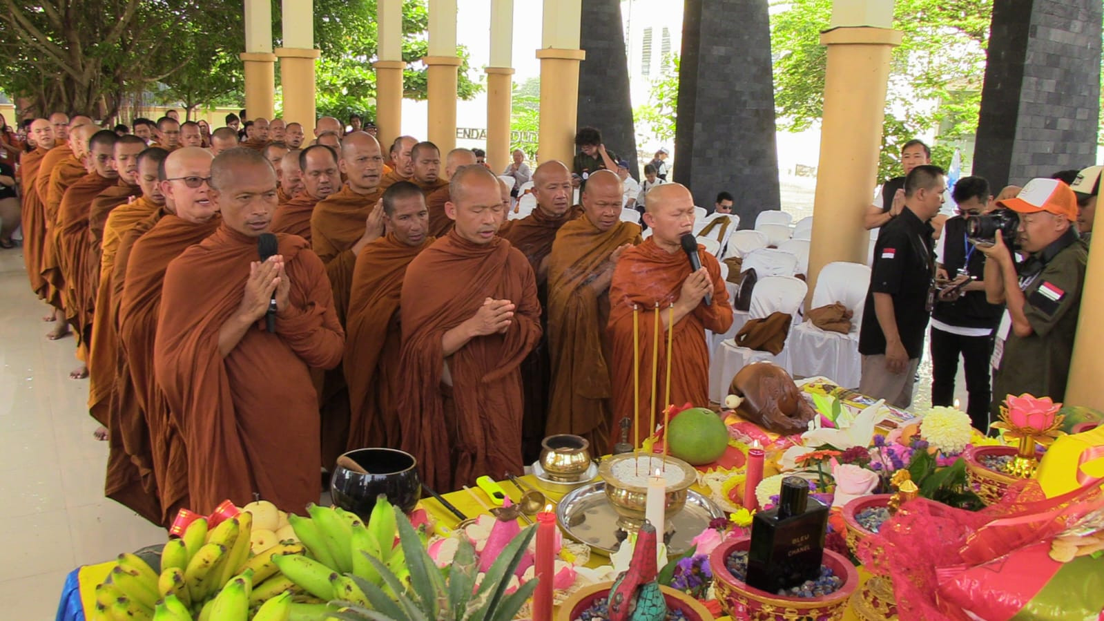 Umat Buddha merayakan Waisak. (foto/kemenag).