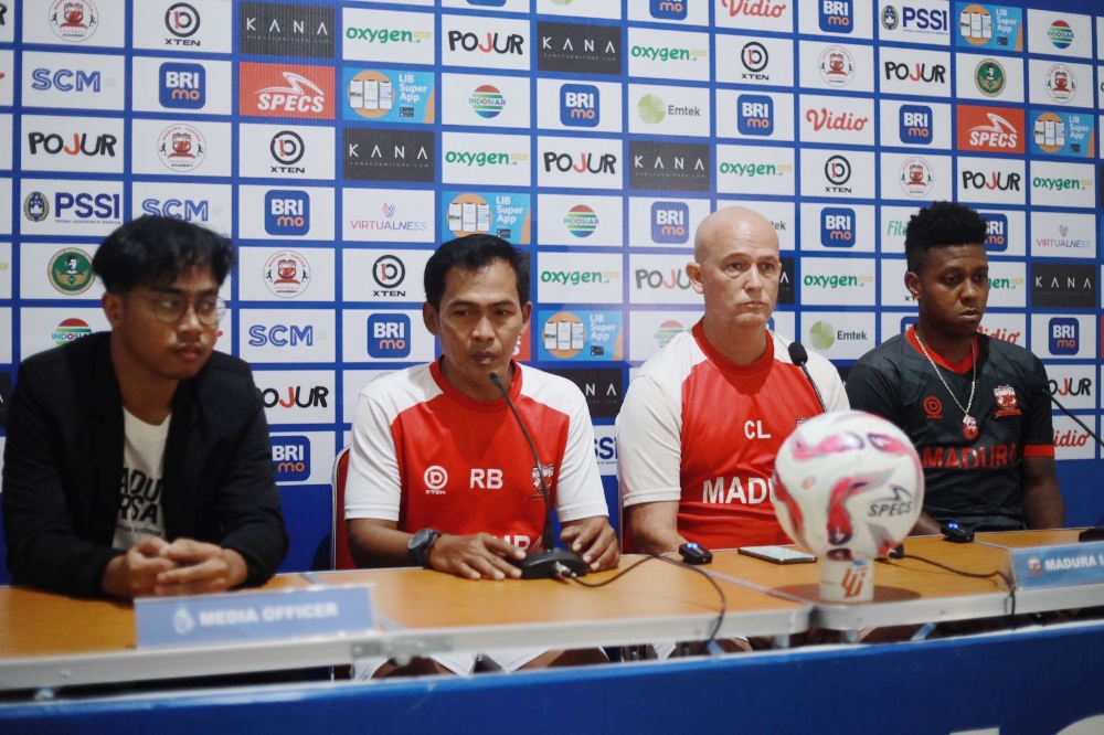 Pelatih Madura United, Rakhmat Basuki (tengah). (Foto/Liga Indonesia Baru).