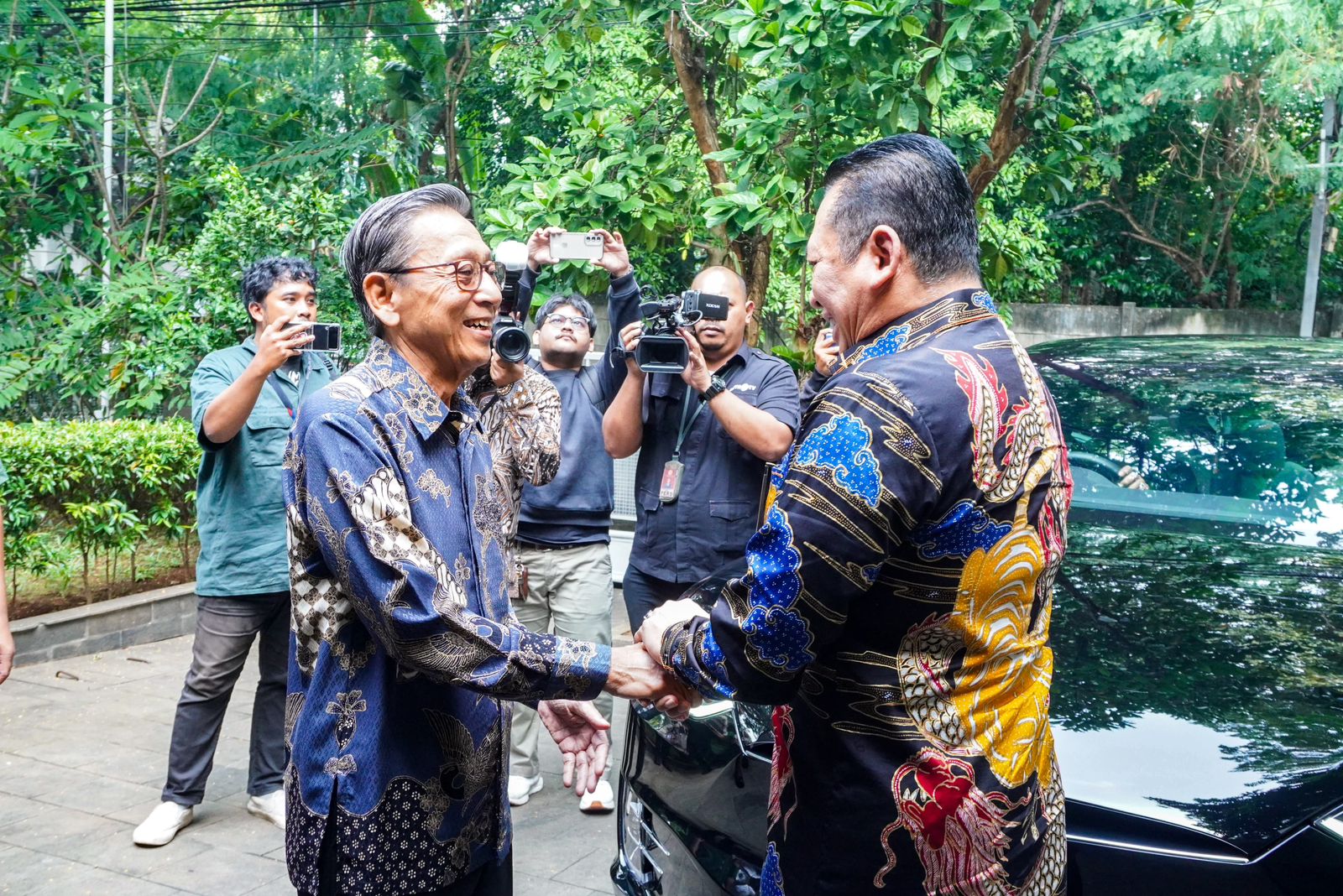 Wakil Presiden RI ke-11 Boediono (kiri) dan Ketua MPR Bambang Soesatyo (kanan). (Foto/MPR RI).