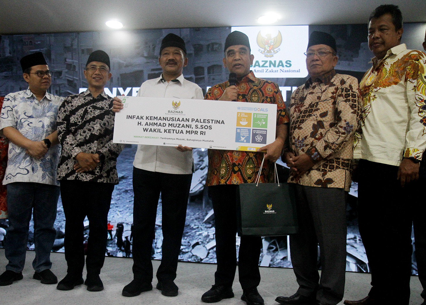 Wakil Ketua MPR RI Ahmad Muzani (ketiga kanan) bersama Ketua Badan Amil Zakat Nasional (Baznas) RI Noor Achmad (tengah) dalam penyerahan simbolis bantuan ke Palestina di Kantor Baznas, Jakarta, Rabu (15/5/2024).