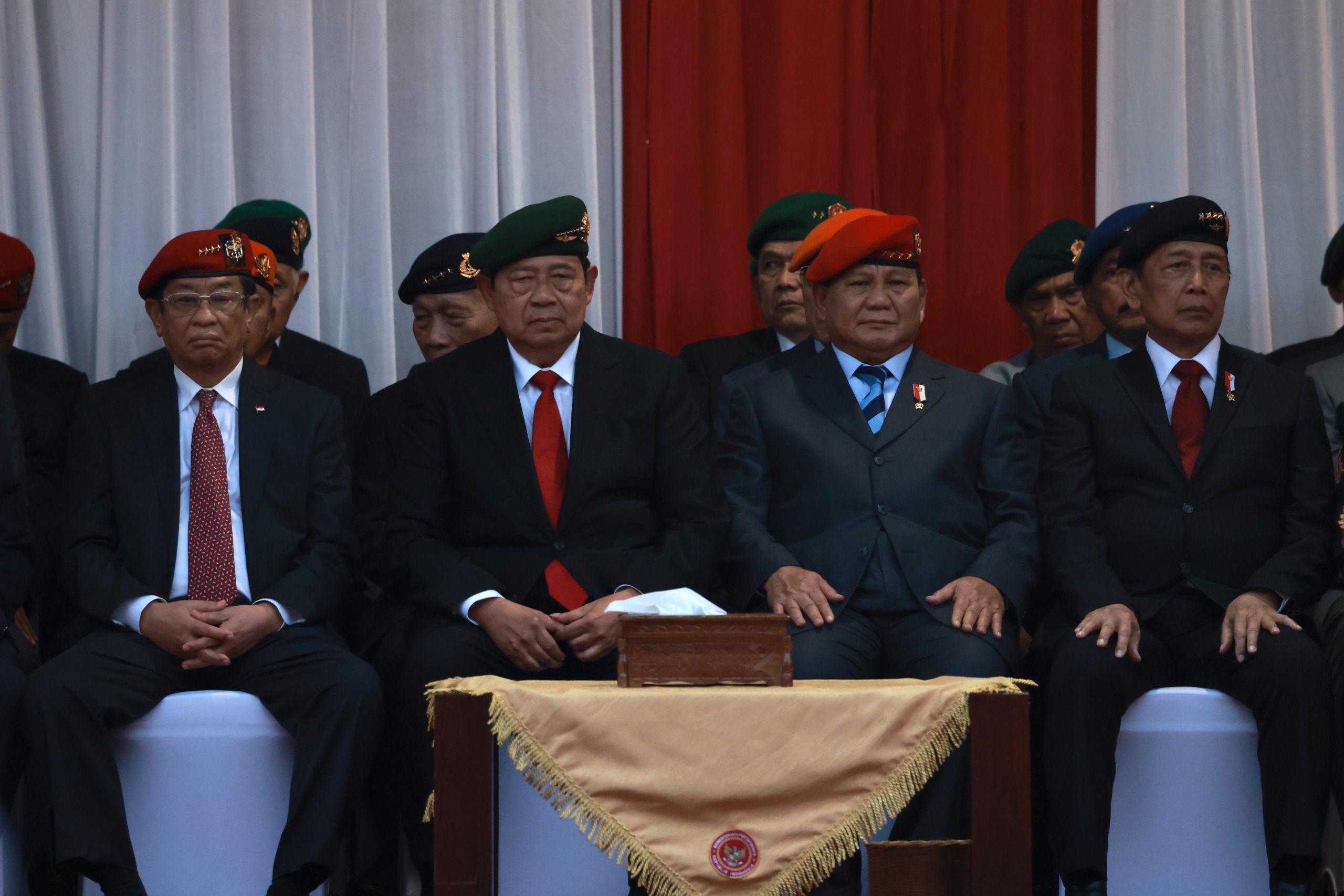 - Presiden ke-6 RI, Jenderal TNI (Purn) Susilo Bambang Yudhoyono (tengah) dan Prabowo Subianto (kanan). (Foto/Tim Prabowo)