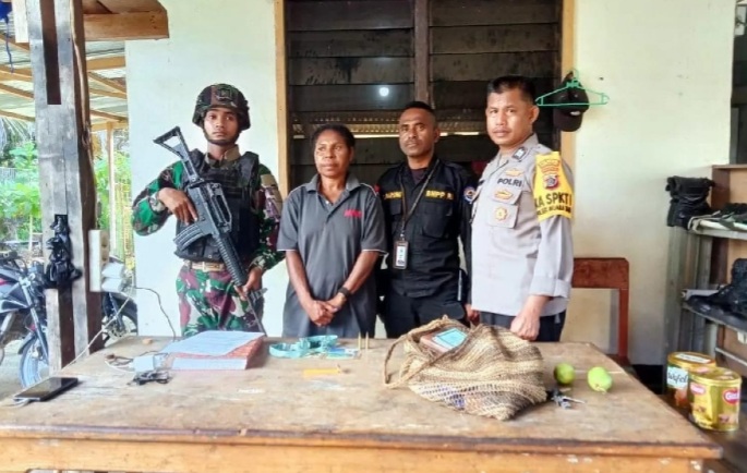WN Papua Nugini berinisial JR (dua dari kanan) yang kedapatan membawa amunisi ilegal. (Foto/Humas Polri)