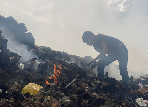 Anak-anak Palestina yang mengais sampah. (Foto/UNRWA)