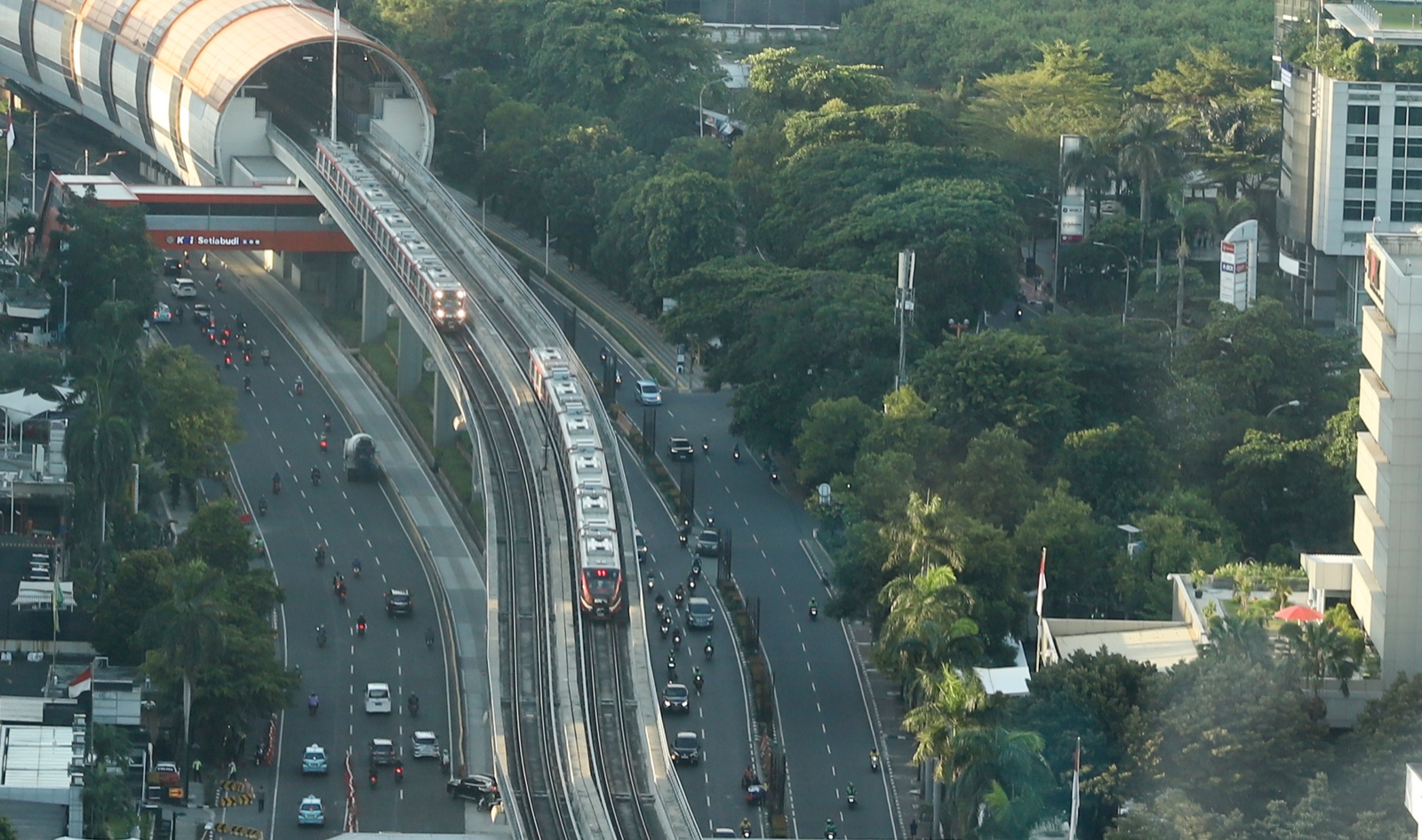 Rangkaian kereta Lintas Rel Terpadu (LRT) melintas di kawasan Kuningan, Jakarta. (BeritaNasional/Oke Atmaja).