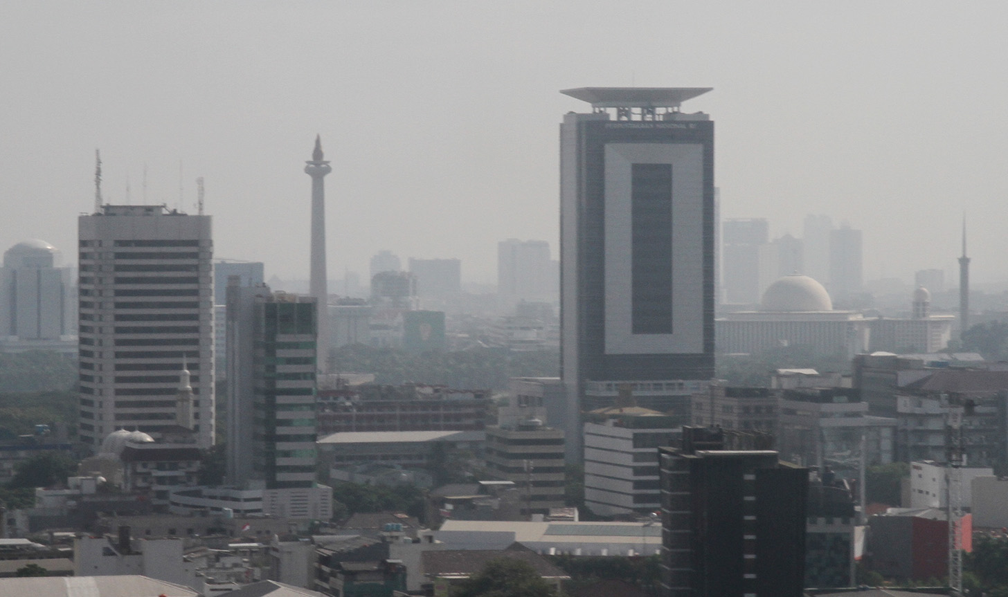 Polusi udara menyelimuti gedung bertingkat di Kawasan Monumen Nasional, Jakarta, Rabu (19/6/2024). (BeritaNasional.Com/Oke Atmaja)
