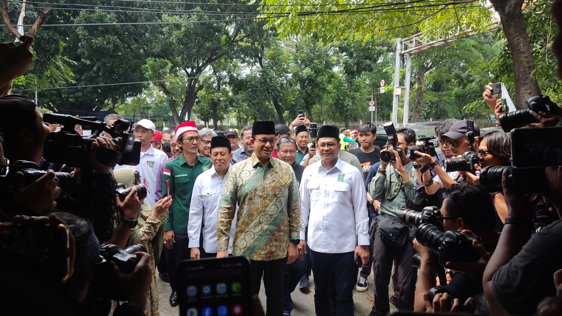 Mantan Gubernur DKI Jakarta Anies Baswedan (batik hijau). (BeritaNasional/Ahda)