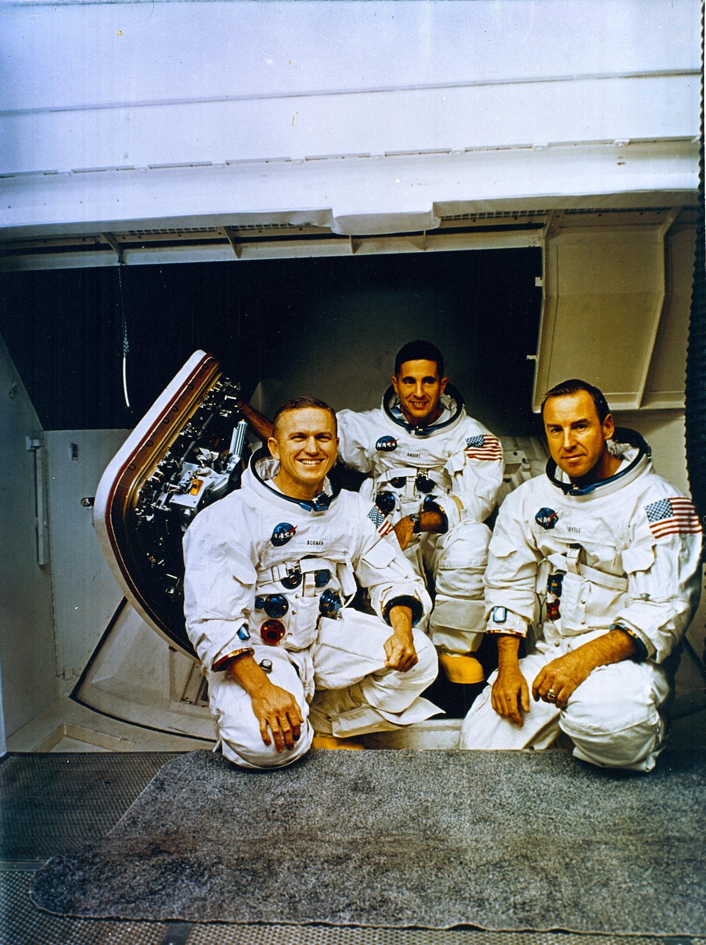 Kru Apollo 8 dari kiri Frank Borman, William Bill Anders, dan James Lovell berpose di depan simulator misi Apollo selama pelatihan. (Foto/NASA)