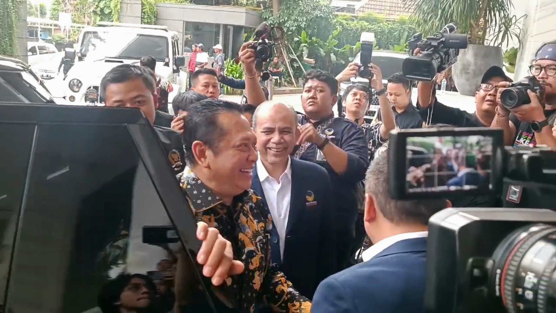 Ketua MPR RI Bambang Soesatyo saat tiba di NasDem Tower. (BeritaNasional/Panji)