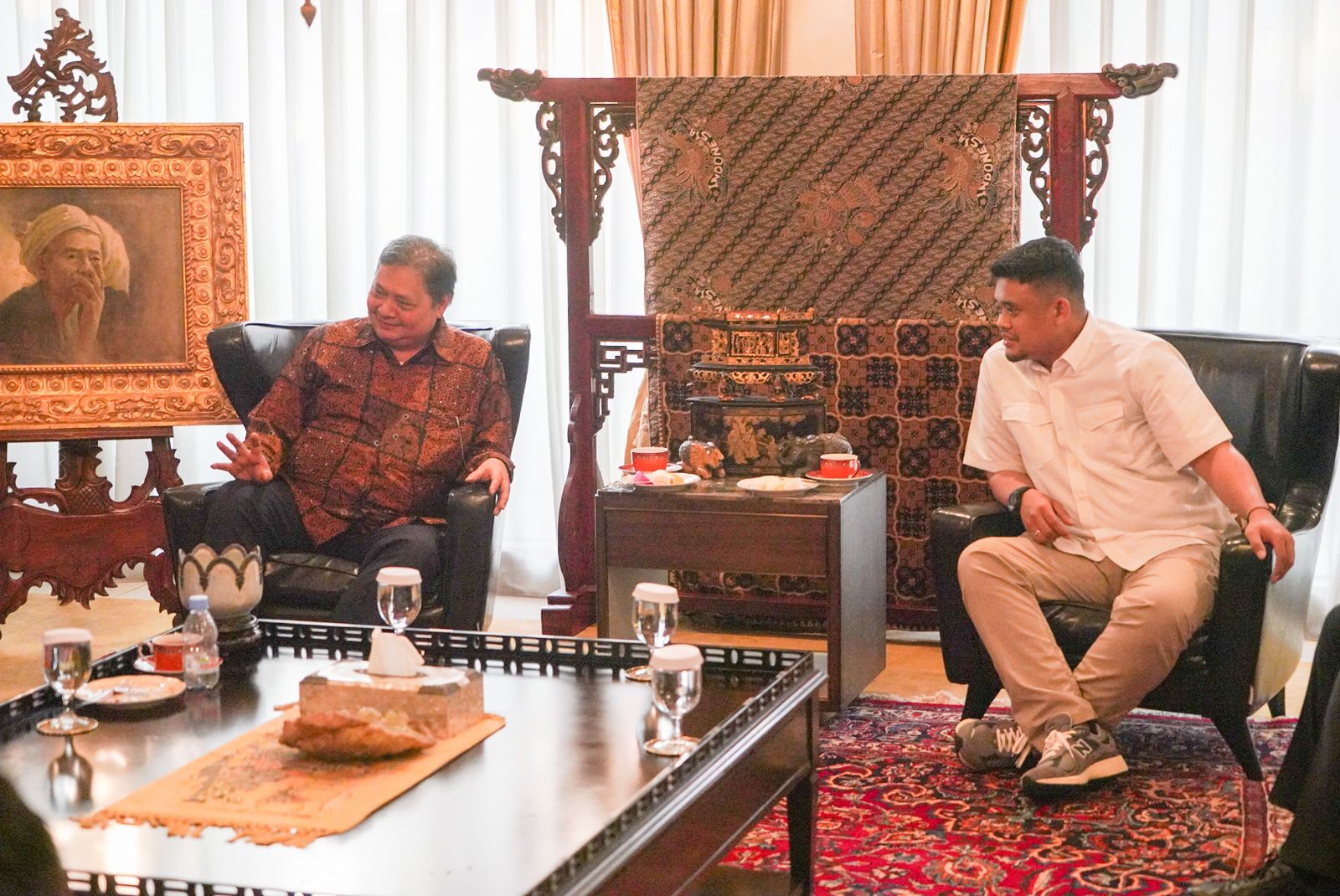 Ketua Umum Partai Golkar Airlangga Hartarto (kiri) dan Bobby Nasution (kanan). (Foto/istimewa/golkar).