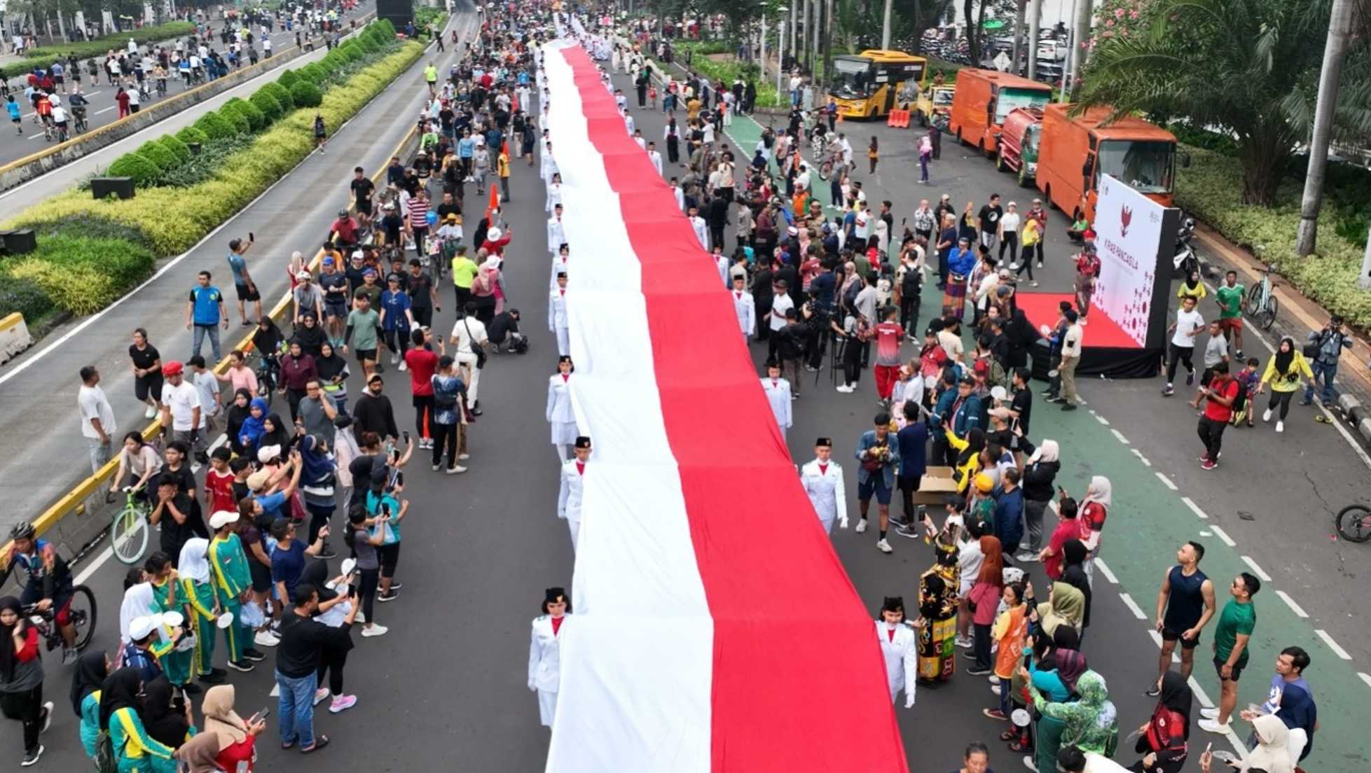 Bendera Merah Putih Sepanjang 300 Meter Dikibarkan dalam Kirab Pancasila 2024. (Foto/Humas BPIP)