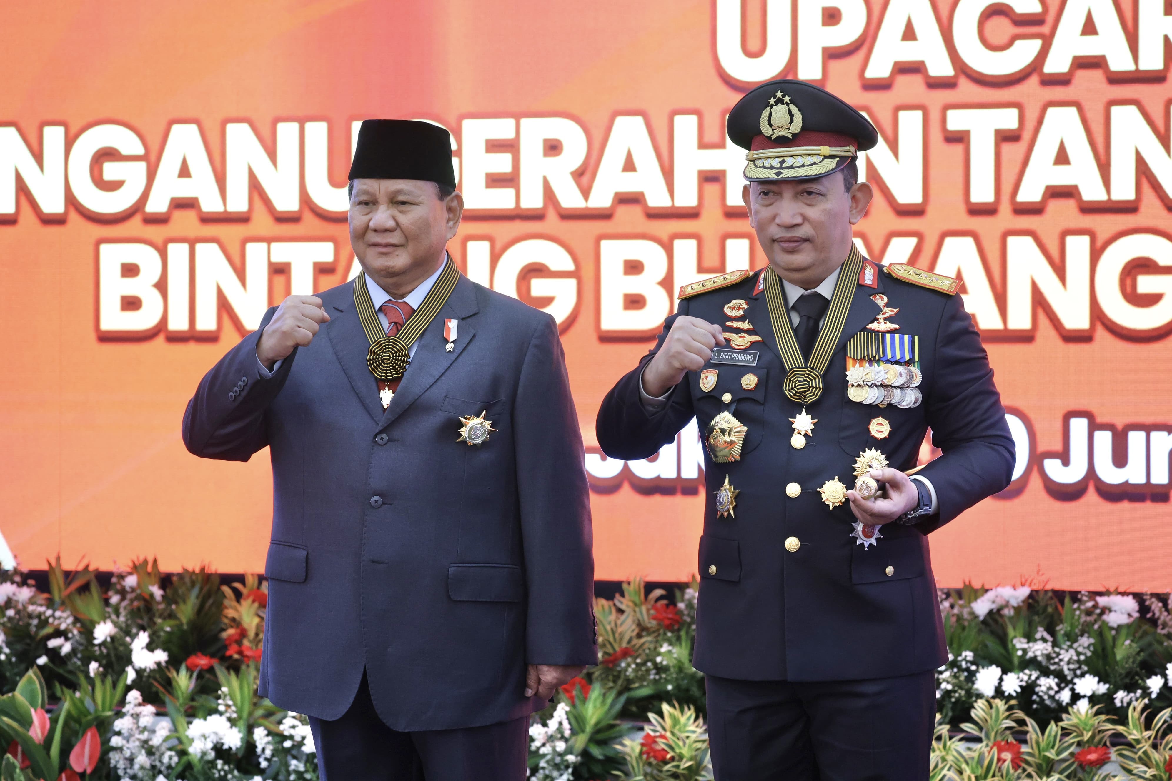 Prabowo menerima penghargaan tanda kehormatan Bintang Bhayangkara Utama dari Kapolri. (Foto/Tim Prabowo).