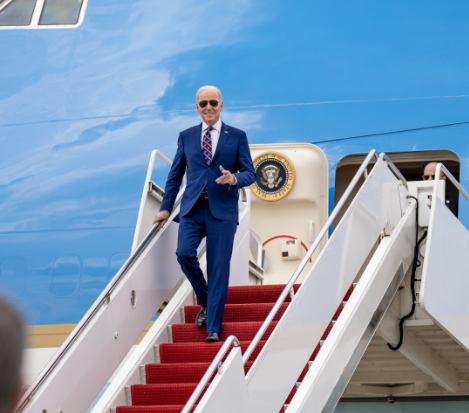 Joe Biden saat turun dari pesawat. (Foto/Instagtam @joebiden)