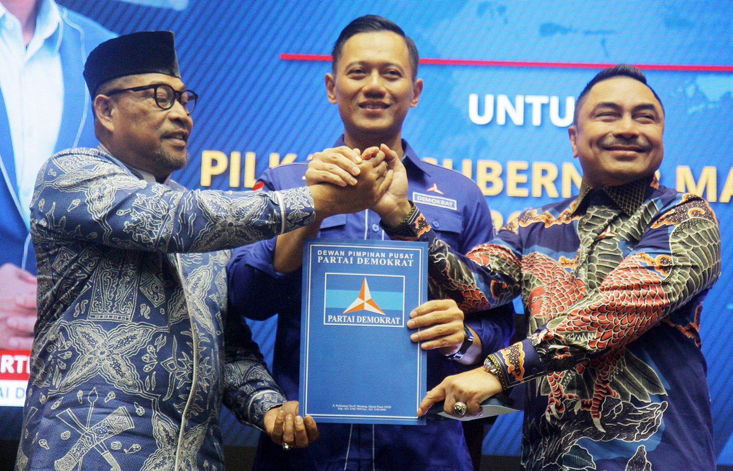 Ketum Demokrat Agus Harimurti Yudhoyono (tengah) menyerahkan surat rekomendasi kepada Murad Ismail (kiri) dan Michael Wattimena terkait Pilgub Maluku 2024. (BeritaNasional/Oke Atmaja)