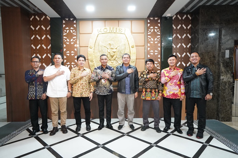 Calon Gubernur Jakarta Dharma Pongrekun (batik biru). (Foto/KPU).
