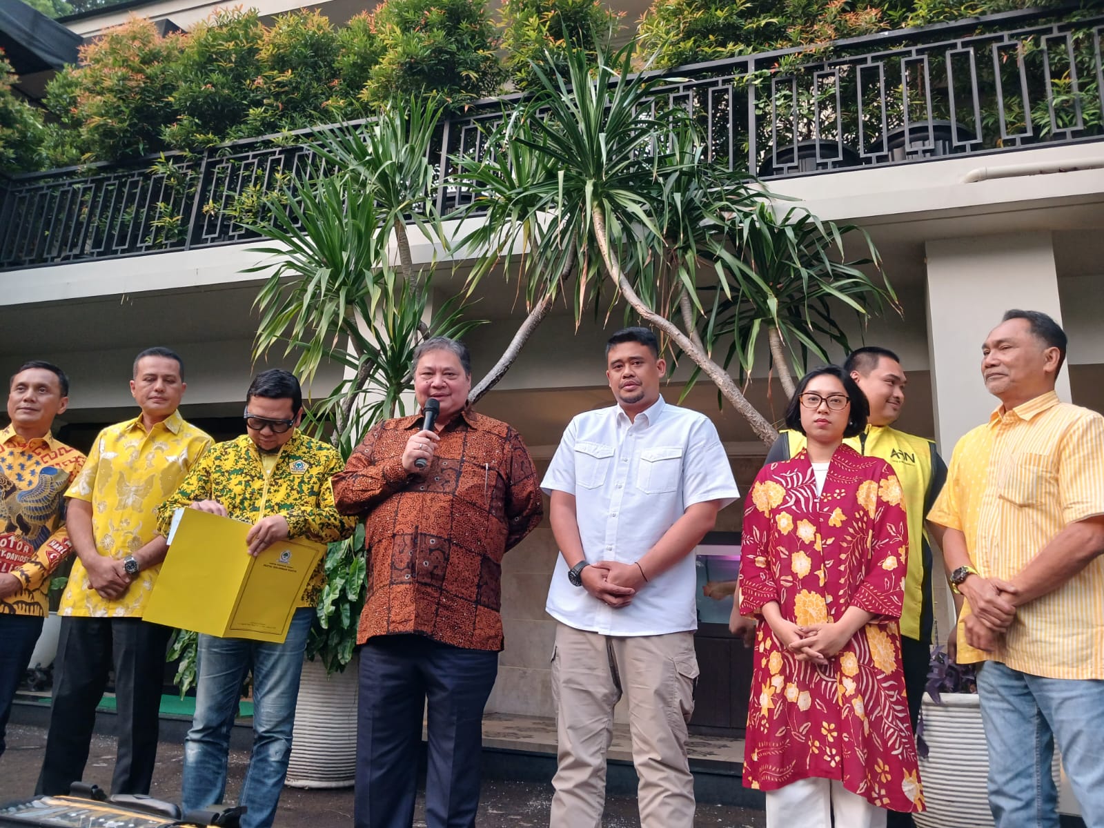 Bakal calon gubernur Sumatera Utara, Bobby Nasution menemui Ketua Umum Golkar Airlangga Hartarto. (BeritaNasional/Ahda Bayhaqi).