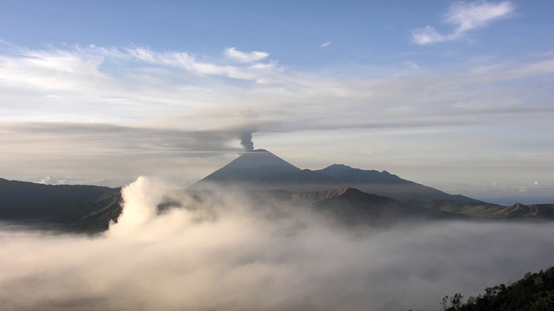 Gunung Semeru erupsi (Foto/Pixabay)