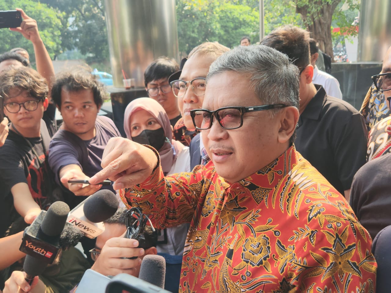 Sekretaris Jenderal PDIP Hasto Kristiyanto (tengah) setelah diperiksa oleh KPK. (BeritaNasional/Panji Septo))