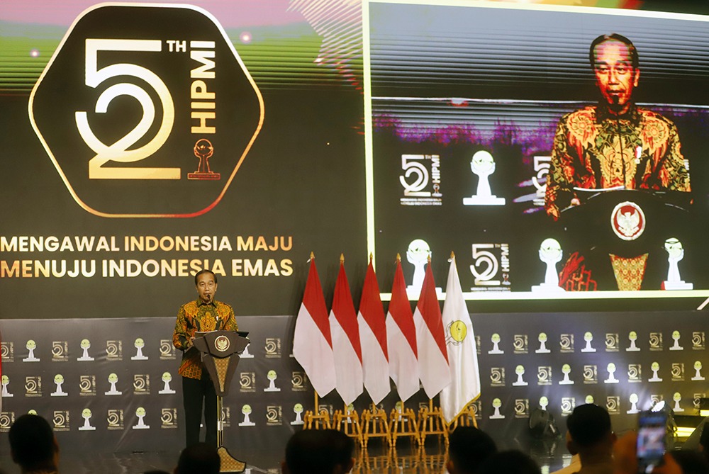 Presiden Jokowi memberikan hadiah kepada HIPMI atas HUT Ke-52 berupa keppres. (BeritaNasional/Elvis Sendouw)