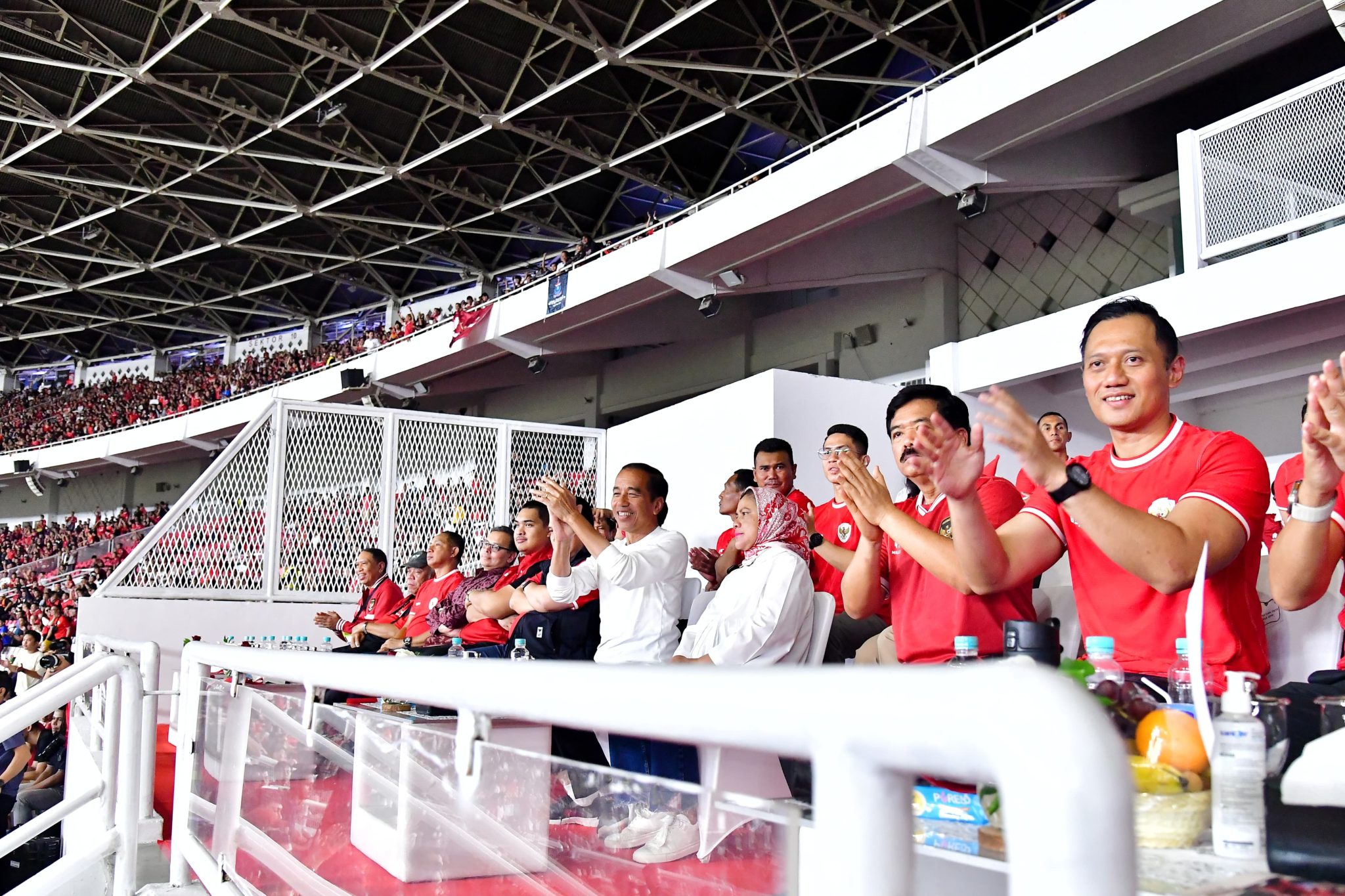 Presiden Jokowi saat menyaksikan Timnas Indonesia. (Foto/Setkab).