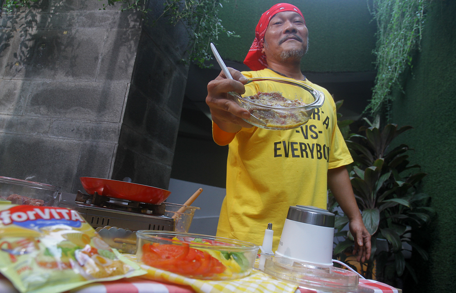 Musisi senior Iwa K mengolah daging saat berbagi tips marinasi daging kurban di Jakarta, Kamis (6/6/2024). (BeritaNasional.Com/Oke Atmaja)