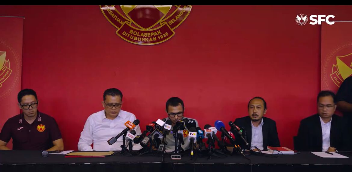 Faisal Halim (tengah) muncul ke publik usai menjadi korban penyiraman air keras. (Foto/YouTube Selangor FC).