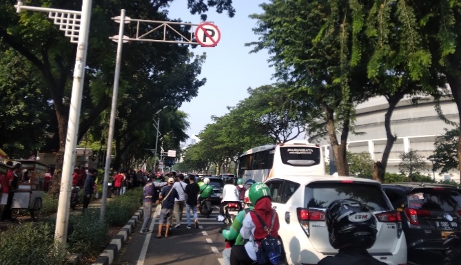 Suasana jalan di sekitar Stadion Utama Gelora Bung Karno. (BeritaNasional/Mufit)