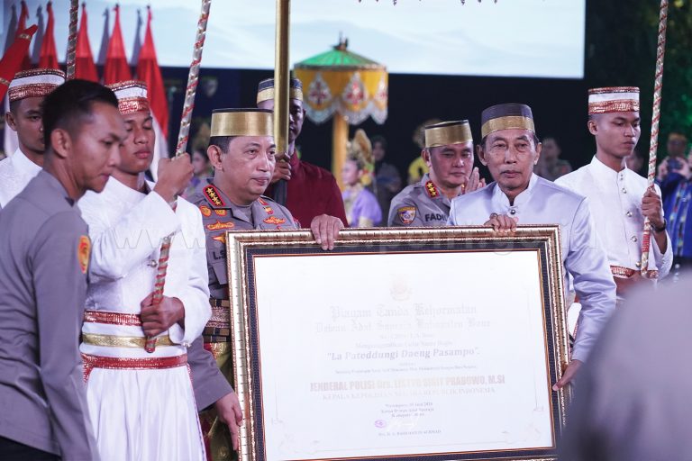 Kapolri Jenderal Listyo Sigit Prabowo mendapat dua gelar adat dari kerajaan di Sulsel. (Foto/Humas Polri)