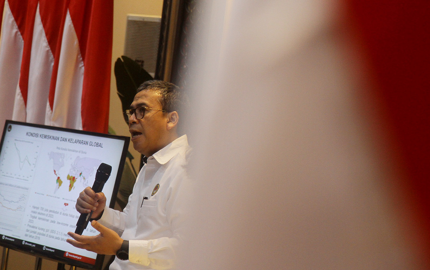 Deputi Bidang Koordinasi Peningkatan Kesejahteraan Sosial, Kemenko PMK Prof. Nunung Nuryartono,  menyampaikan paparannya pada diskusi mingguan di Media Center PMK,Jakarta, Senin (3/6/2024).(BeritaNasional.Com/Oke Atmaja)