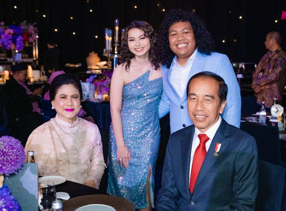 Komika Marshel Widianto (kanan, berdiri) bersama Presiden Jokowi dan Ibu Negara Iriana dalam suatu kegiatan. (Foto/Inst @marshel_widianto)