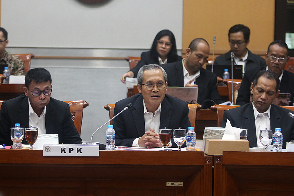 Ketua sementara KPK Nawawi Pomolango (kiri) saat rapat kerja bersama Komisi III DPR. (BeritaNasional/Elvis Sendouw)