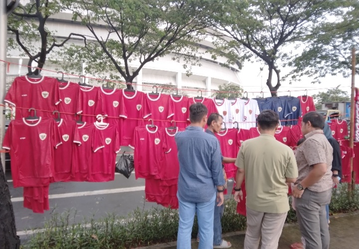 Penjual jersei di sekitar SUGBK menjelang pertandingan Timnas Indonesia vs Filipina. (BeritaNasional/Mufit)
