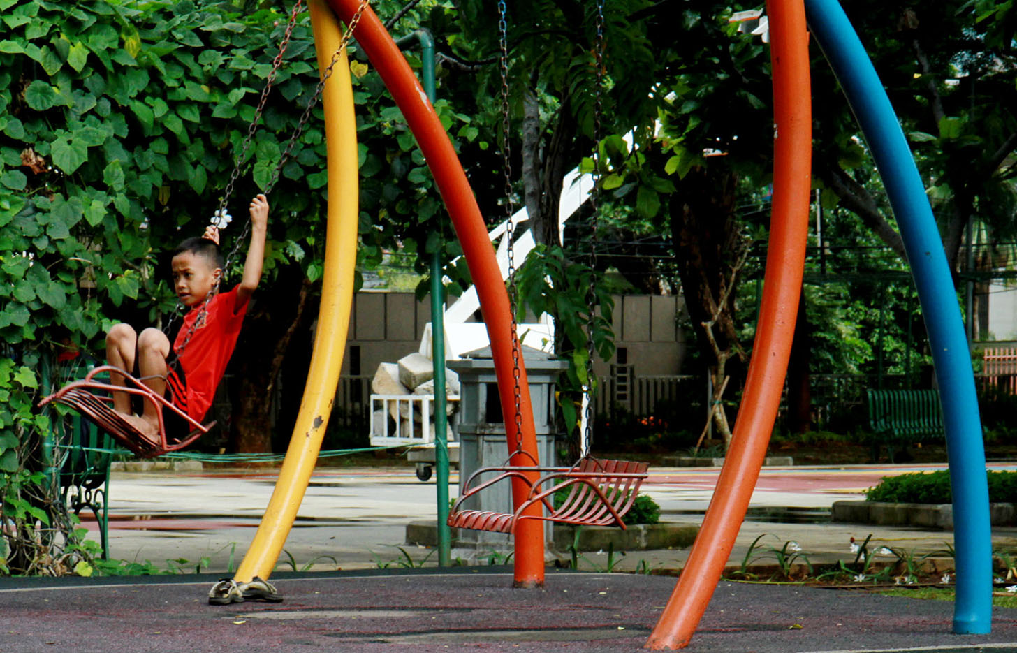 Sejumlah bocah bermain di Taman Menteng, Jakarta, Kamis (27/6/2024).  (BeritaNasional.com/Oke Atmaja)