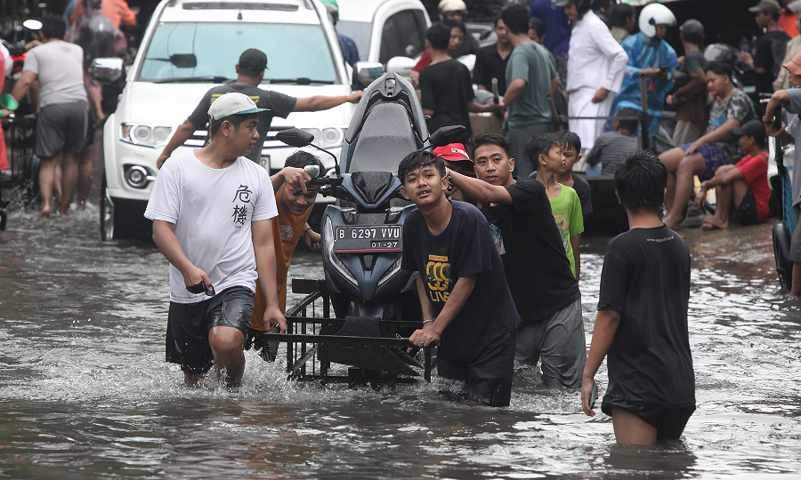 Banjir saat terjadi di perbatasan Ciledug, Tangerang dengan Joglo, Jakarta Barat, Jumat (22/3/2024).(BeritaNasional/Oke Atmaja)