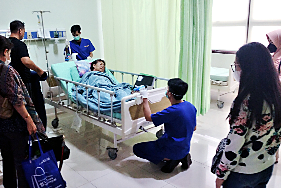 Petuga kesehatan mempersiapkan kamar untuk pasien. (BeritaNasional/Elvis Sendouw