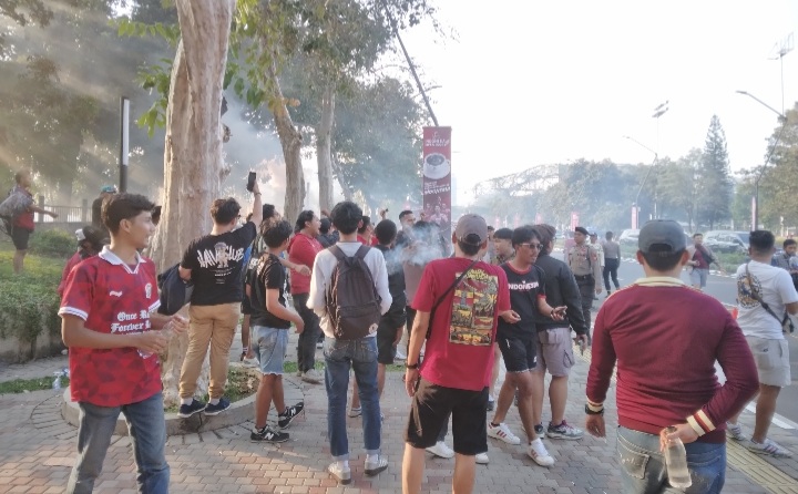 Polisi bubarkan puluhan suporter yang bakar flare dan petasan di sekitaran Stadion GBK. (Foto/Mufit)