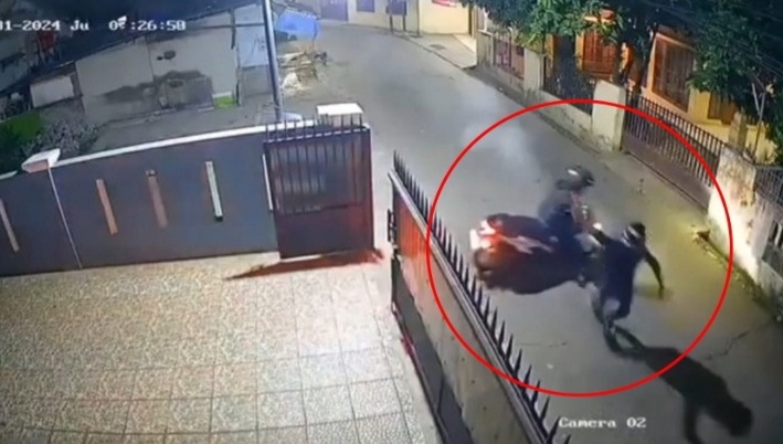 Tangkapan layar pelaku pencurian sepeda motor tertangkap kamera CCTV di Pekayon, Kota Bekasi. (Foto/istimewa)