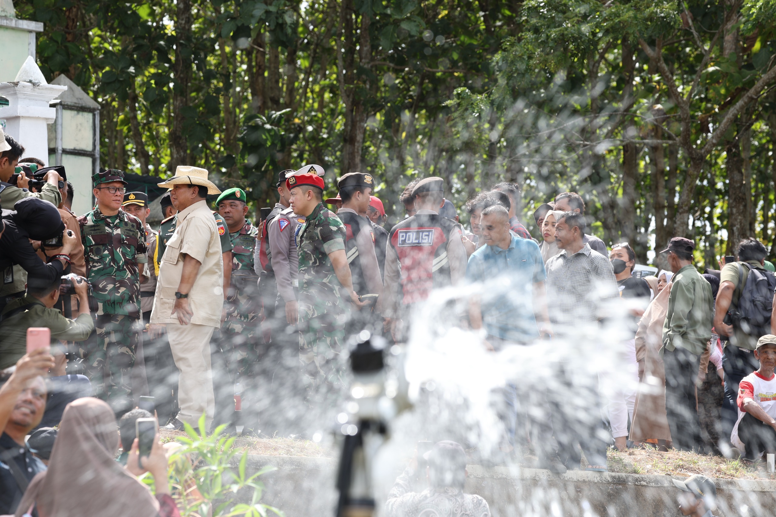 Menhan Prabowo Subianto meninjau pemasangan bantuan pipa air bersih di Kalurahan Banyusoco, Playen, Gunungkidul. (Foto/Kemenhan).