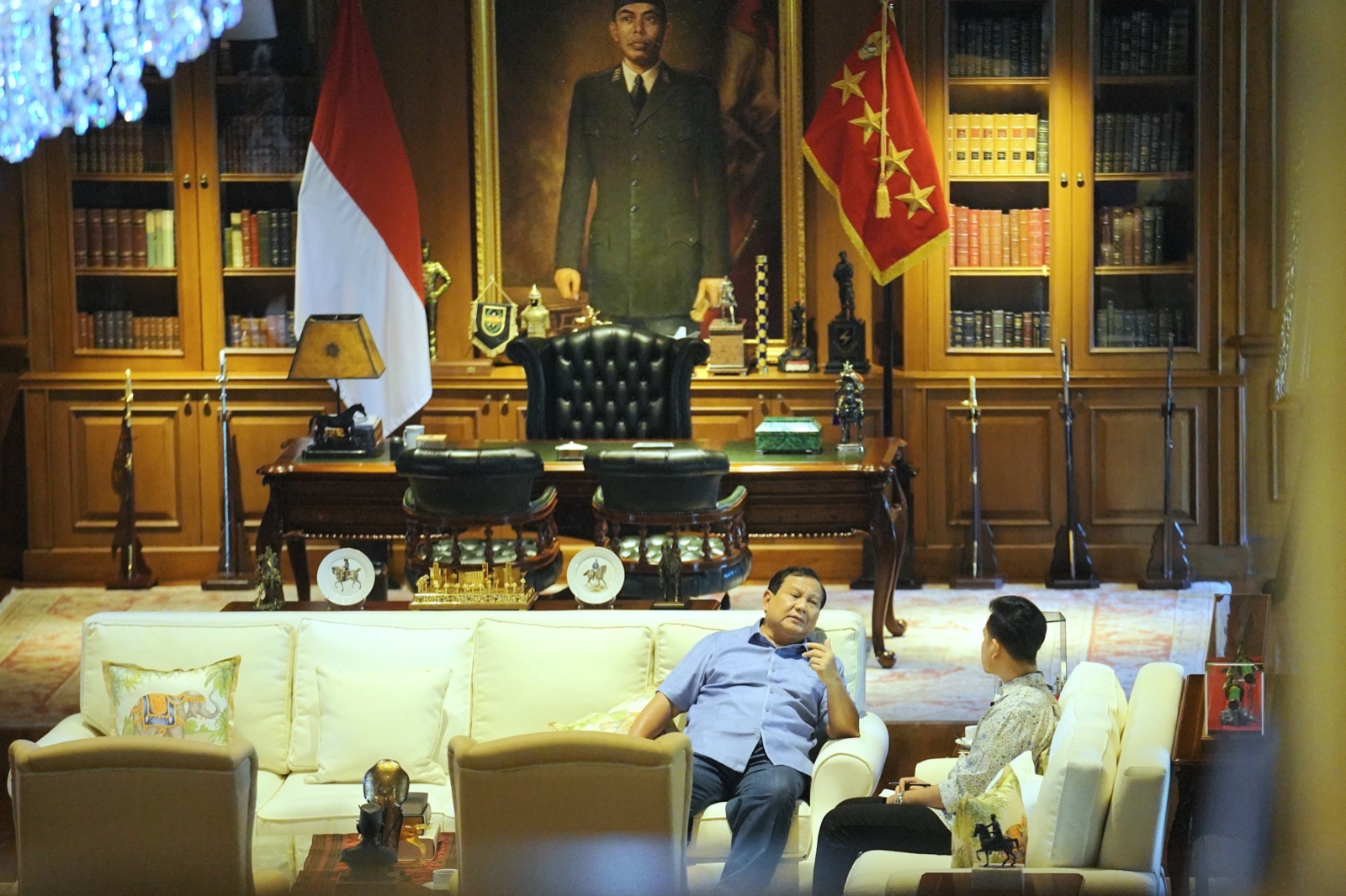 Prabowo Subianto dan Gibran Rakabuming Raka menghabiskan hari Sabtu bersama dengan santai berbincang. (Foto/Tim Prabowo).