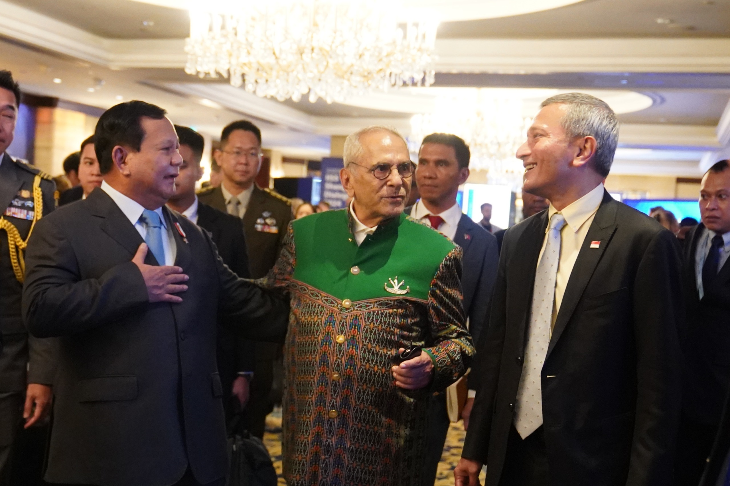 Presiden terpilih Indonesia Prabowo Subianto (kiri) dalam forum Sharing-la Dialogue di Singapura, Sabtu (1/6). (Foto/Tim Prabowo)