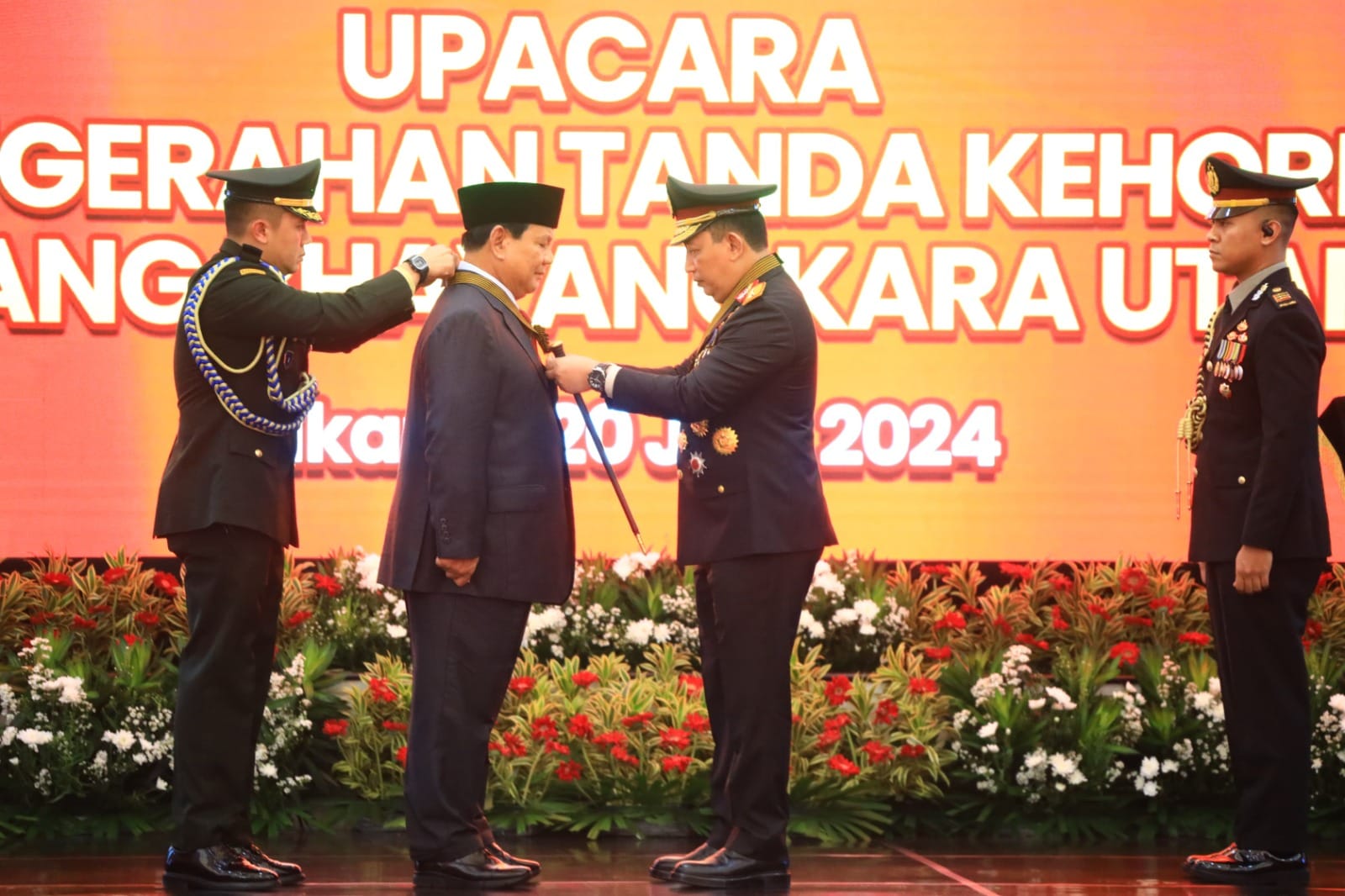 Prabowo Subianto menerima tanda kehormatan Bintang Bhayangkara Utama. (Foto/Tim Prabowo)