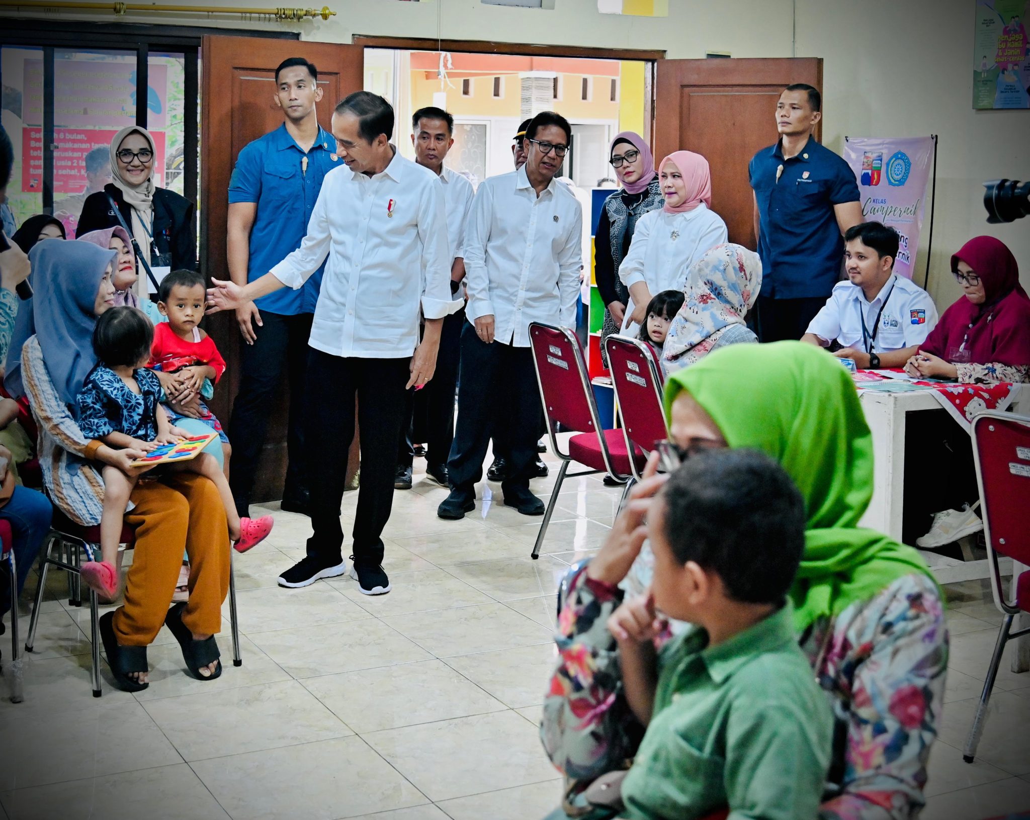 Presiden Joko Widodo (Jokowi) dan Ibu Iriana melakukan kunjungan ke Posyandu Wijaya Kusuma, Kebon Pedes, Kota Bogor. (Foto/Setkab).