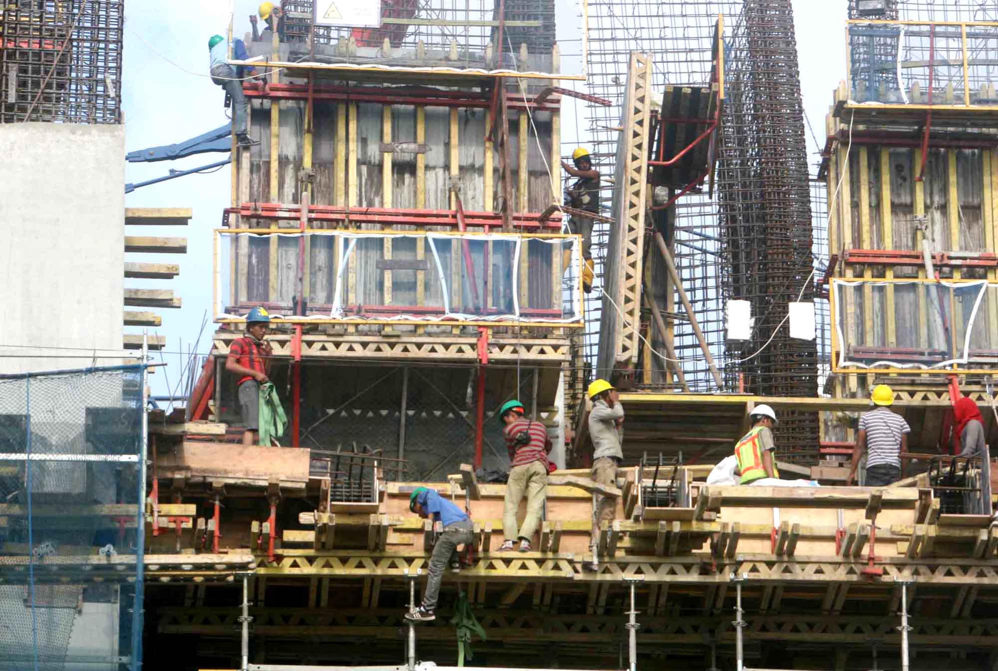 Sejumlah pekerja menyelesaikan proyek pembangunan di Kawasan Kuningan,Jakarta, Rabu (26/6/2024). (BeritaNasional.Com/Oke Atmaja)