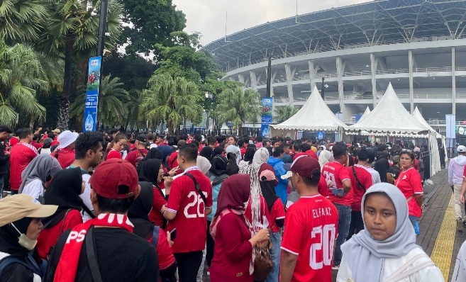 Para suporter Timnas Indonesia yang akan menyaksikan langsung laga menghadapi Filipina di SUGBK, Jakarta. (BeritaNasional/Mufit)