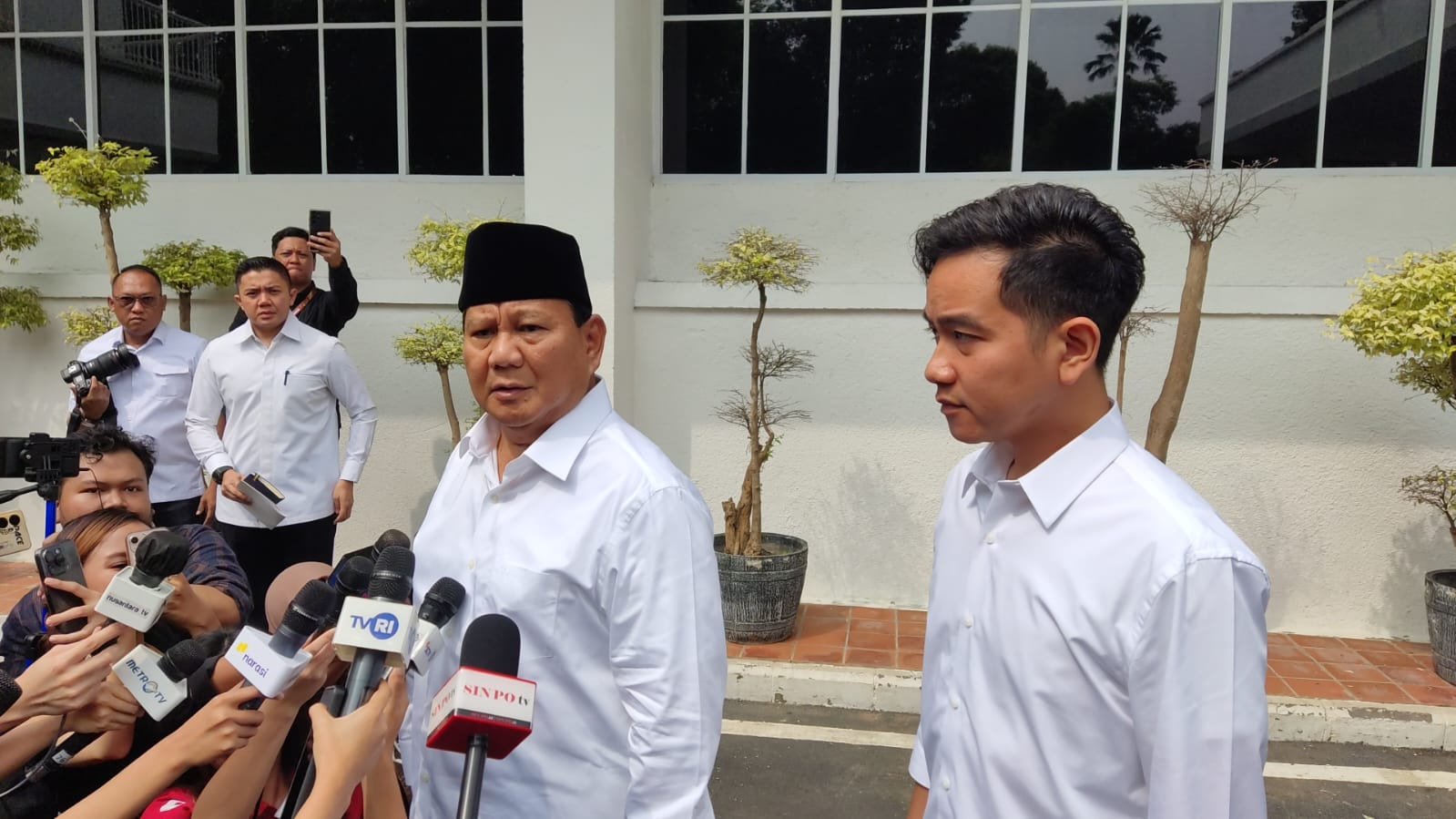 Presiden terpilih Prabowo Subianto (kiri) dan wakil presiden terpilih Gibran Rakabuming Raka. (BeritaNasional/Ahda Bayhaqi).