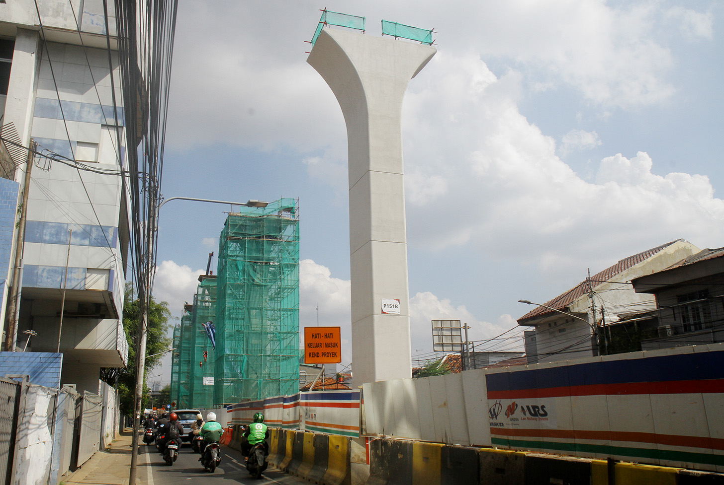 Proyek pembangunan jalur kereta ringan atau Light Rail Transit (LRT) Jakarta fase 1B rute Velodrome-Manggarai di Jalan Tambak, Jakarta, Kamis (27/6/2024). (BeritaNasional.com/Oke Atmaja)