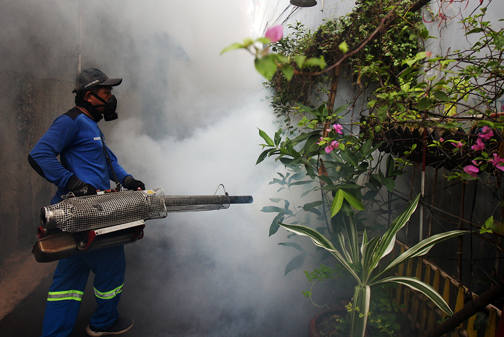 Pekerja melakukan pengasapan (Fogging) pencegahaan nyamuk DBD. (BeritaNasional/Elvis Sendouw)