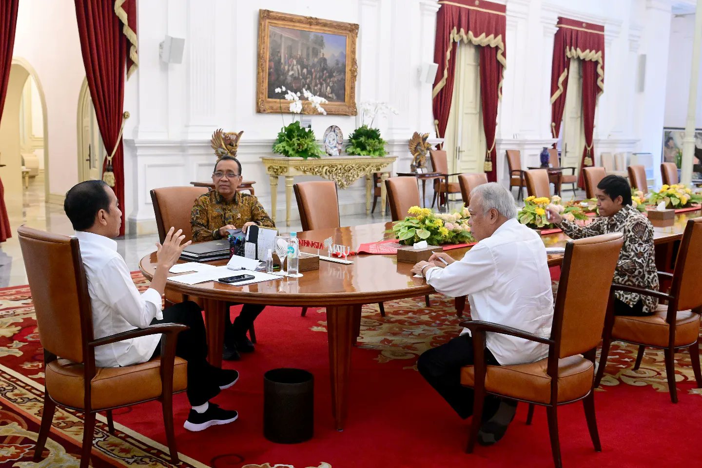 Presiden Jokowi berbincang dengan Plt Kepala dan Wakil Kepala Otorita IKN. (Foto/BPMI)