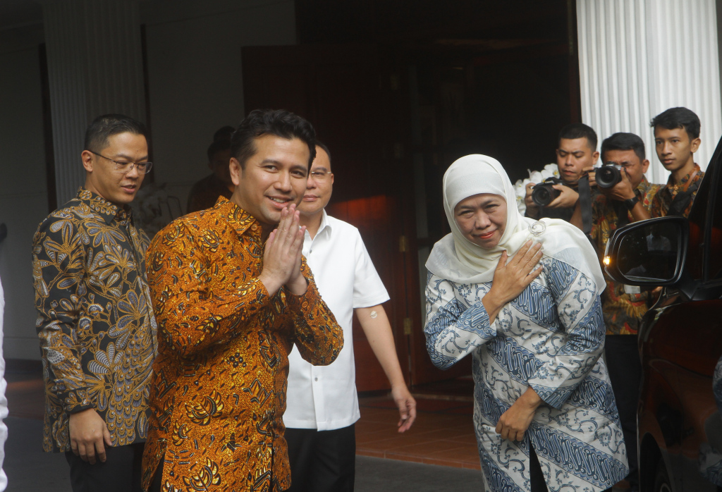 Bacawagub Jawa Timur Emil Dardak (kiri) dan Bacagub Khofifah Indar (kanan). (BeritaNasional/Oke Atmaja)